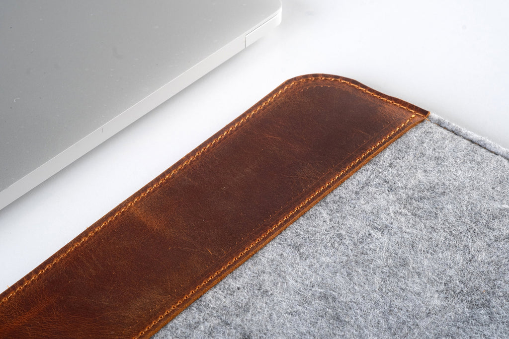Handmade Leather & Felt Laptop Sleeve: Protective Case