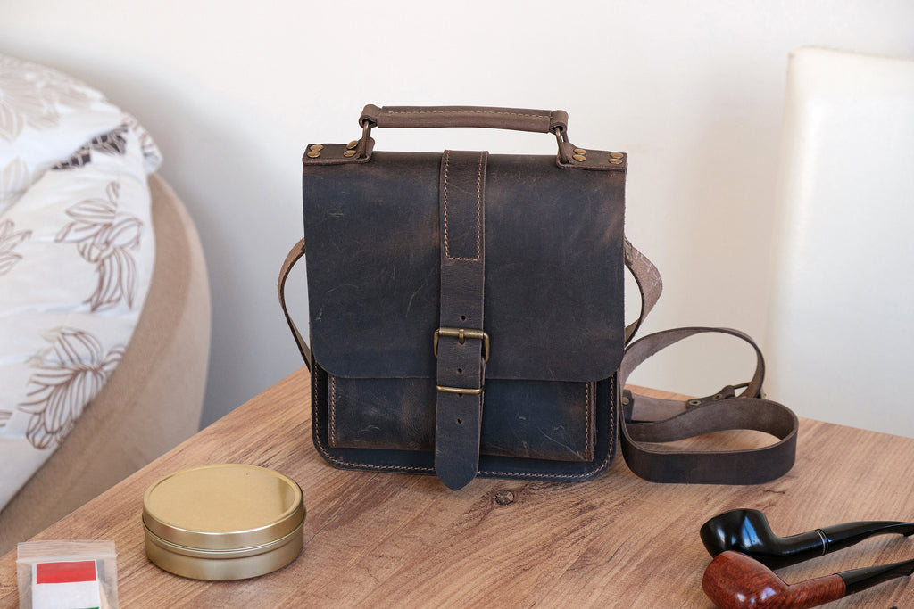 Distressed Leather 4-Pipe Tobacco Messenger Bag: Handmade Shoulder Bag