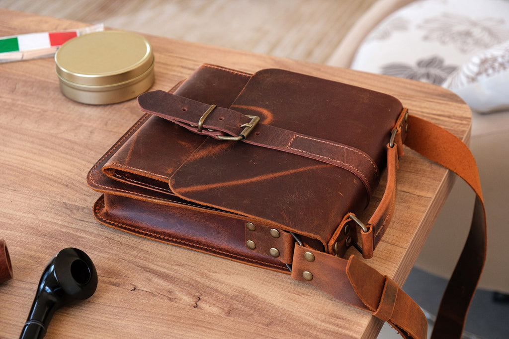 Distressed Leather 4-Pipe Tobacco Messenger Bag: Handmade Shoulder Bag