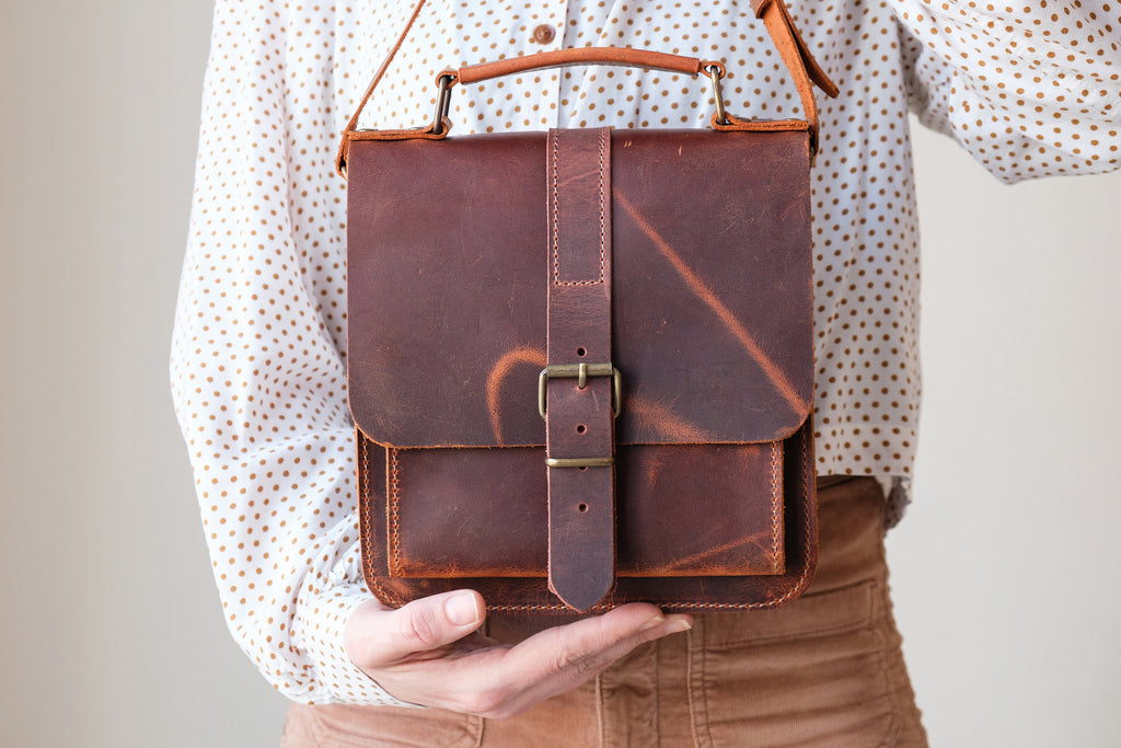 Distressed Leather 4-Pipe Tobacco Messenger Bag: Handmade Shoulder Bag
