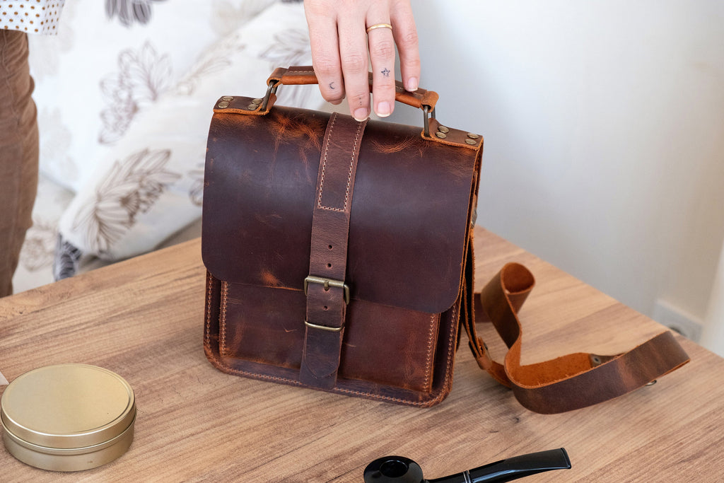 Distressed Leather 8-Pipe Tobacco Bag: Handmade Shoulder Messenger
